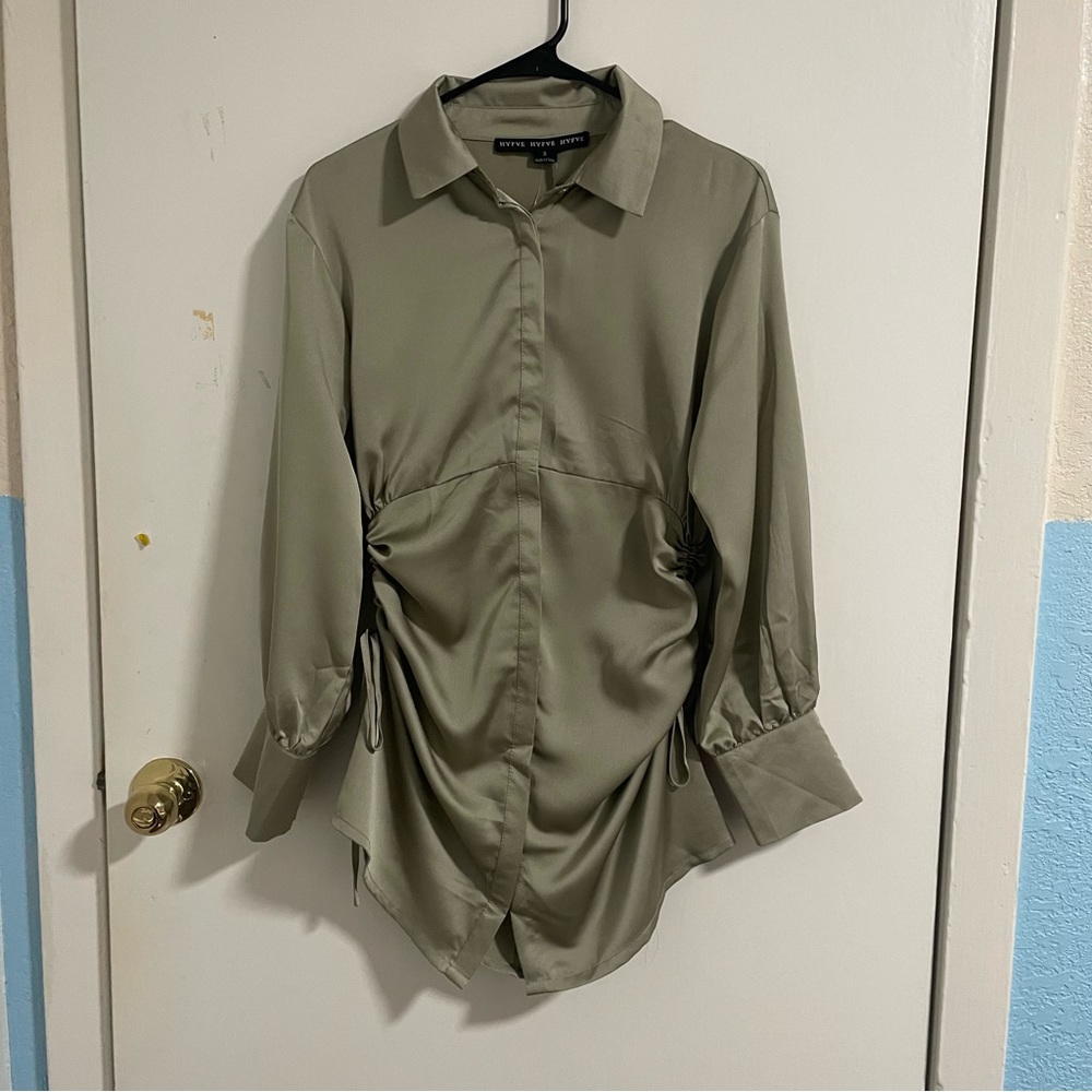 High-Class Ruched Button-Front Shift Dress - Picture 3 of 8